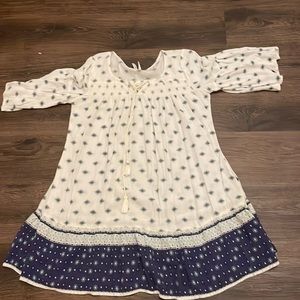 Middle blue/ white dress